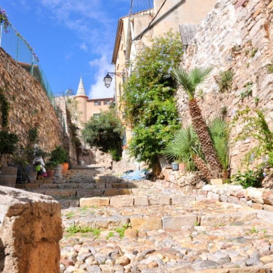 Une ruelle typique du village de la presqu île de giens à Hyères